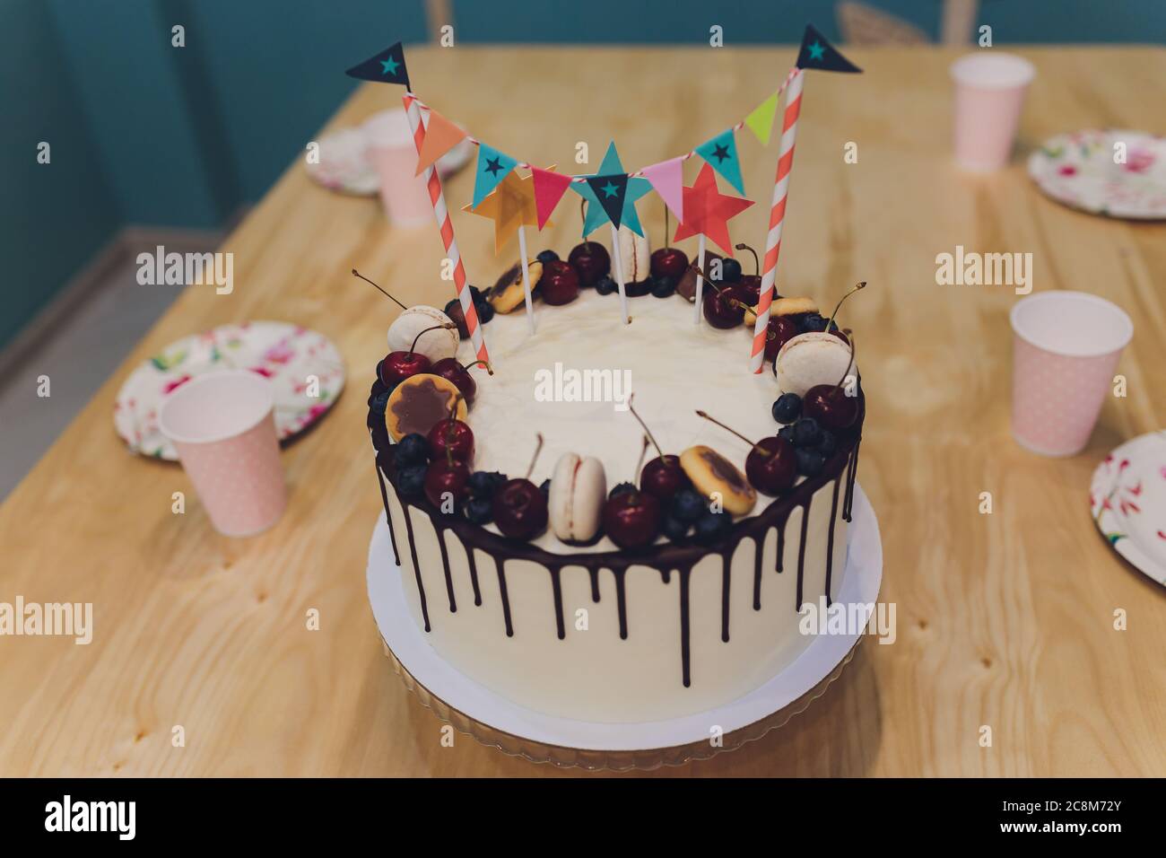 Magnifique Gateau D Anniversaire Savoureux Et Cadeaux Sur Fond Clair Photo Stock Alamy Magnifique Gateau D Anniversaire Savoureux Et Cadeaux Sur Fond Clair Photo Stock Alamy
