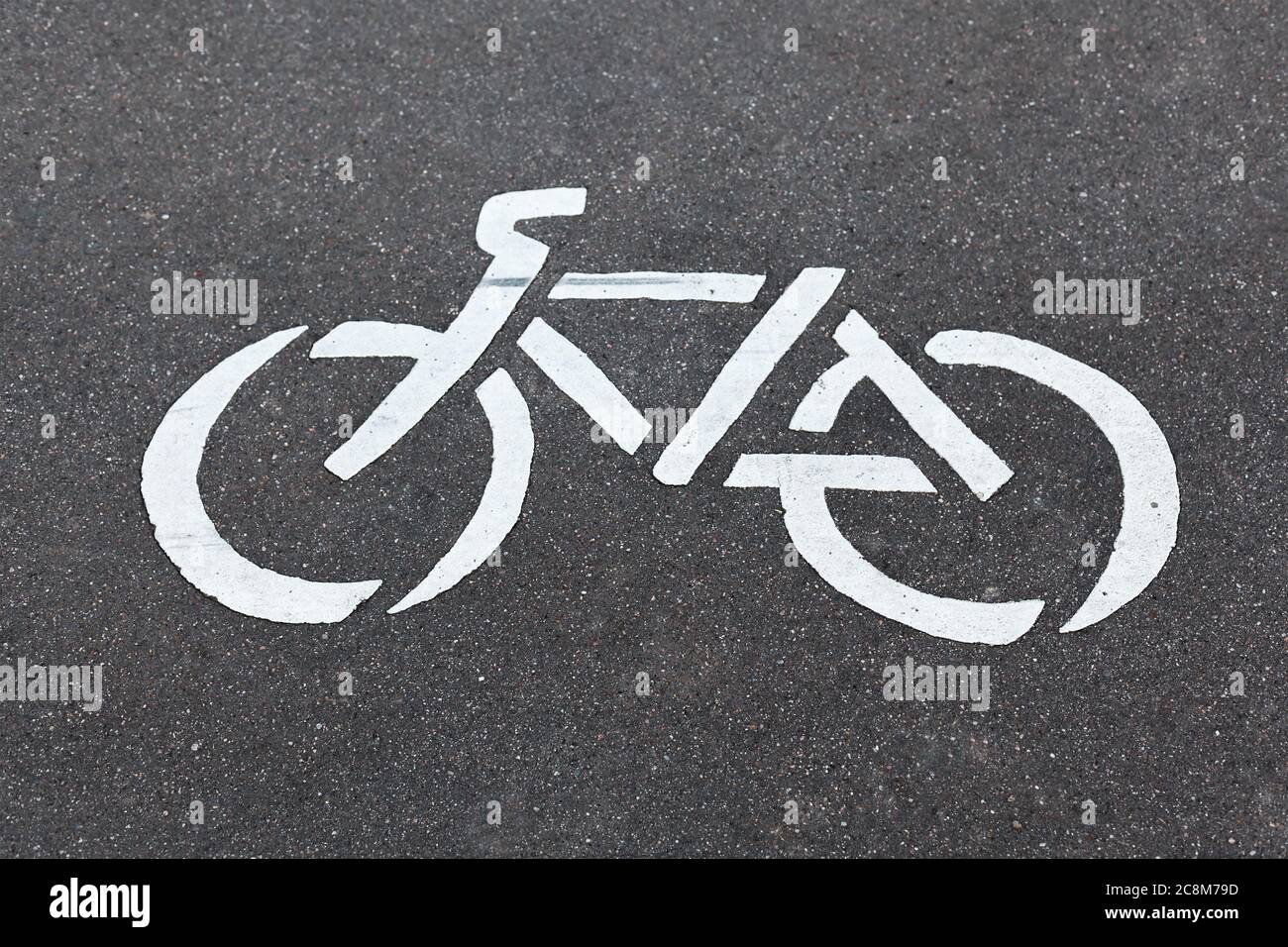 Panneau blanc pour vélo sur une route de près Banque D'Images