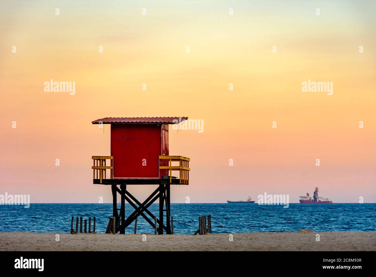 Cabine de sauvetage sur la plage de Copacabana au coucher du soleil tropical sur la ville de Rio de Janeiro, au Brésil Banque D'Images