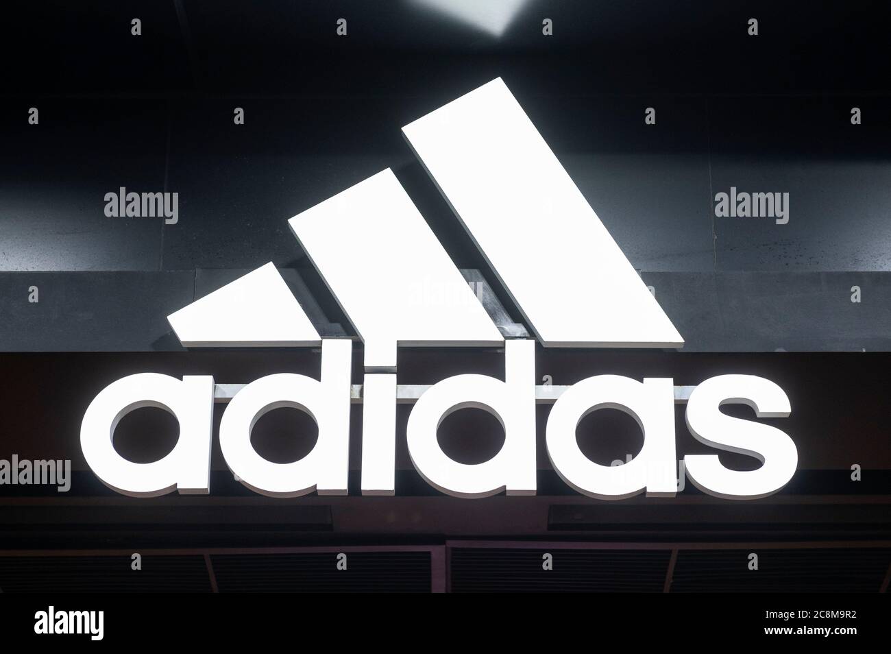 Logo Adidas de la marque allemande multinationale de vêtements de sport vu à Hong Kong. Banque D'Images