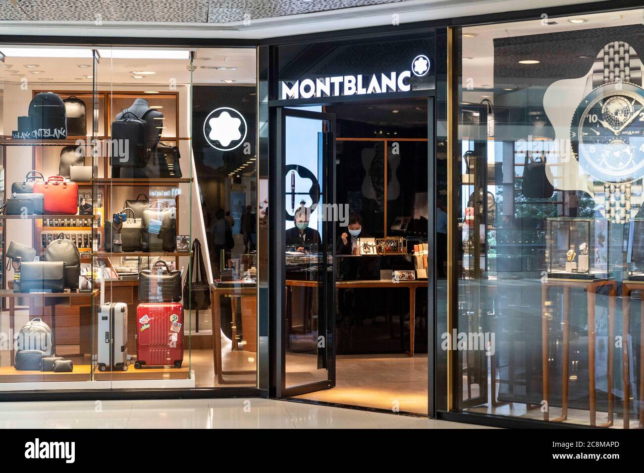 Hong Kong, Chine. 23 juillet 2020. Fabricant allemand d'instruments d'écriture de luxe, montres, bijoux magasin Montblanc est vu Hong Kong. Crédit: Budrul Chukrut/SOPA Images/ZUMA Wire/Alay Live News Banque D'Images