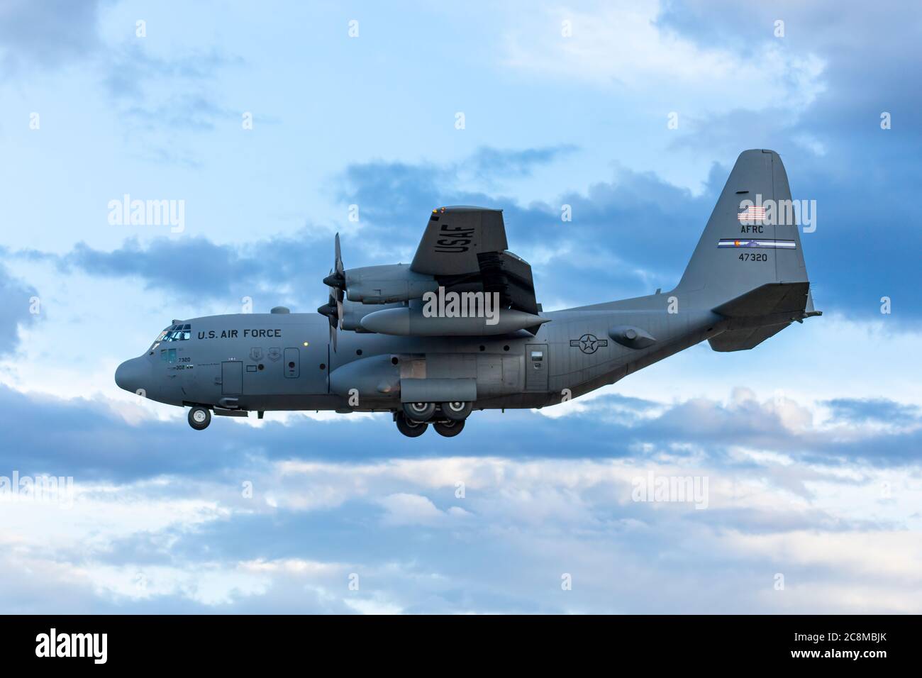 U.S. Airforce C-130 Hercules descendant vers la terre Banque D'Images