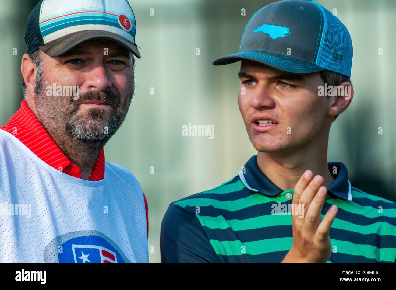 Village de Pinehurst, Caroline du Nord, États-Unis. 25 juillet 2020. CAYDEN BRYNER, de Winston Salem, Caroline du Nord, discute de son premier tir en T avec son caddie lors de la dernière partie du championnat du monde de golf des enfants des États-Unis (Boys 15-18) au célèbre Pinehurst No 2, dans le village de Pinehurst, Caroline du Nord. Chaque année, le Championnat du monde de Teen accueille des golfeurs âgés de 18 à 7 ans dans la région de Pinehurst. Crédit : ZUMA Press, Inc./Alay Live News Banque D'Images