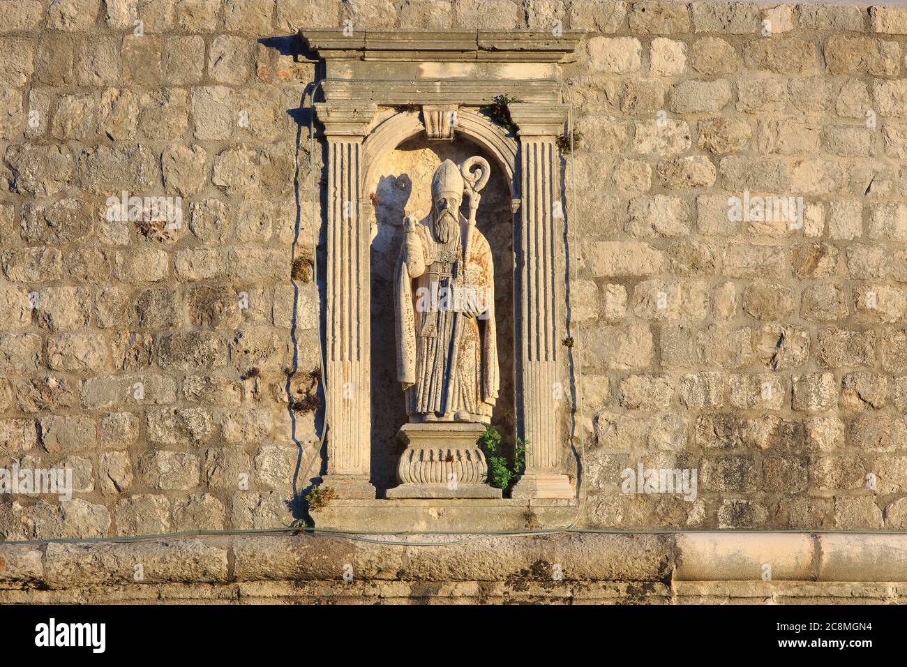 Statue de Saint Blaise, patron de Dubrovnik, au sommet de la Tour Minceta du XVe siècle (site classé au patrimoine mondial de l'UNESCO) de Dubrovnik, Croatie Banque D'Images