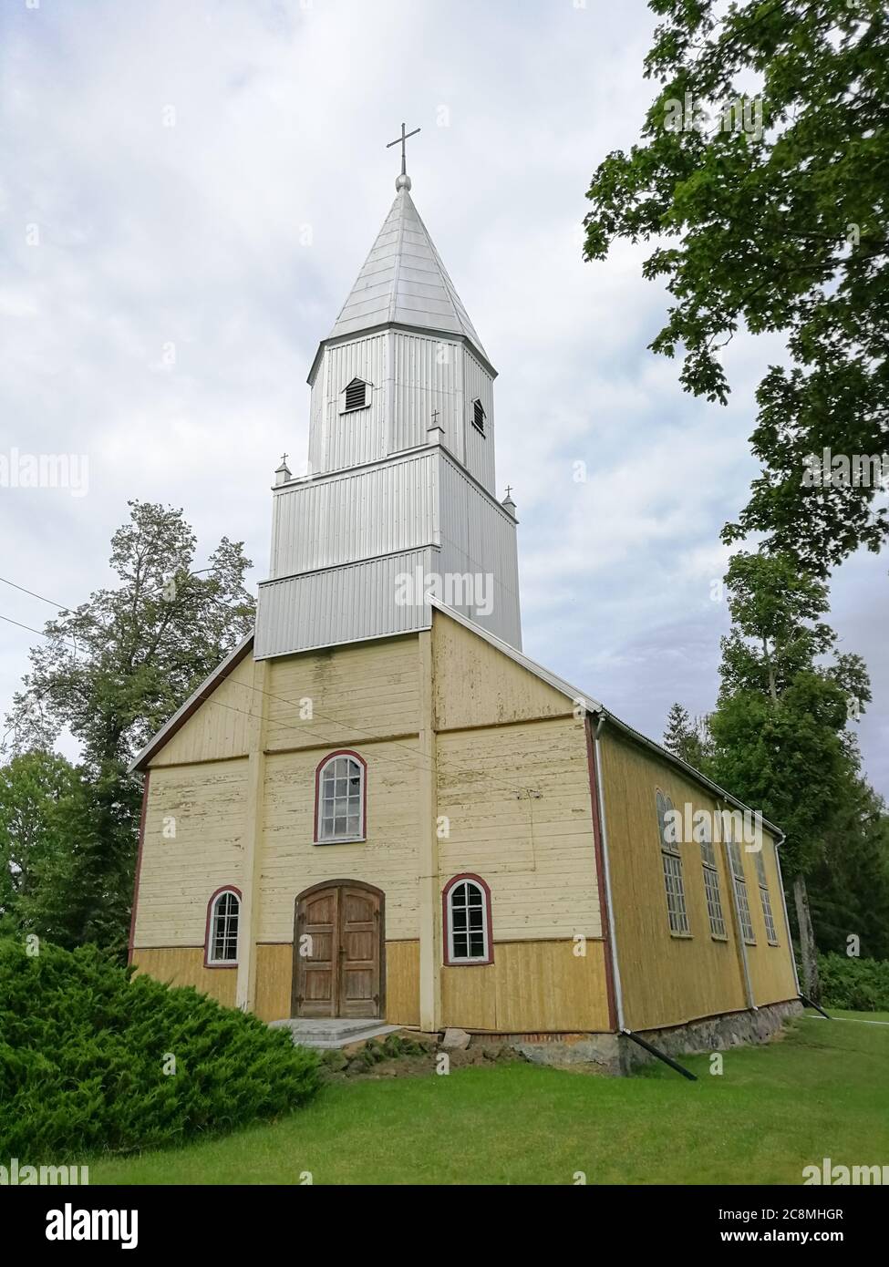 Église luthérienne en bois de Skirsnemune, dans le village de Skirsnemune, en Lituanie Banque D'Images