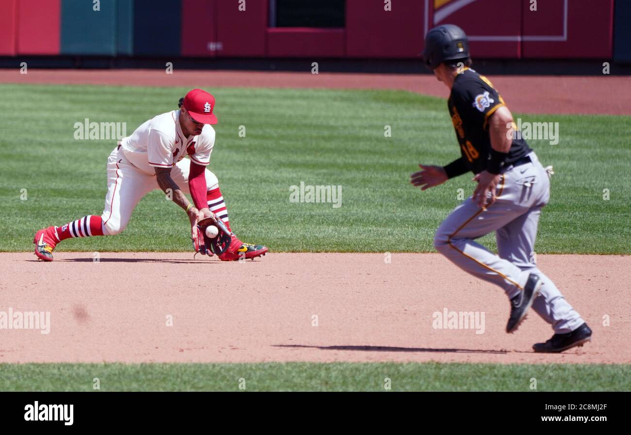 St. Louis Cardinals Kolton Wong fait une balle de terrain en tant que Pittsburgh Pirates John Ryan Murphy tente de progresser dans le cinquième repas au Busch Stadium à St. Louis le samedi 25 juillet 2020. Photo de Bill Greenblatt/UPI Banque D'Images