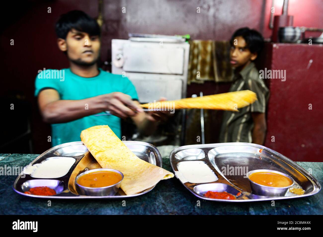 Le petit-déjeuner est servi au Masala Dosa dans un restaurant du sud de l'Inde. Banque D'Images