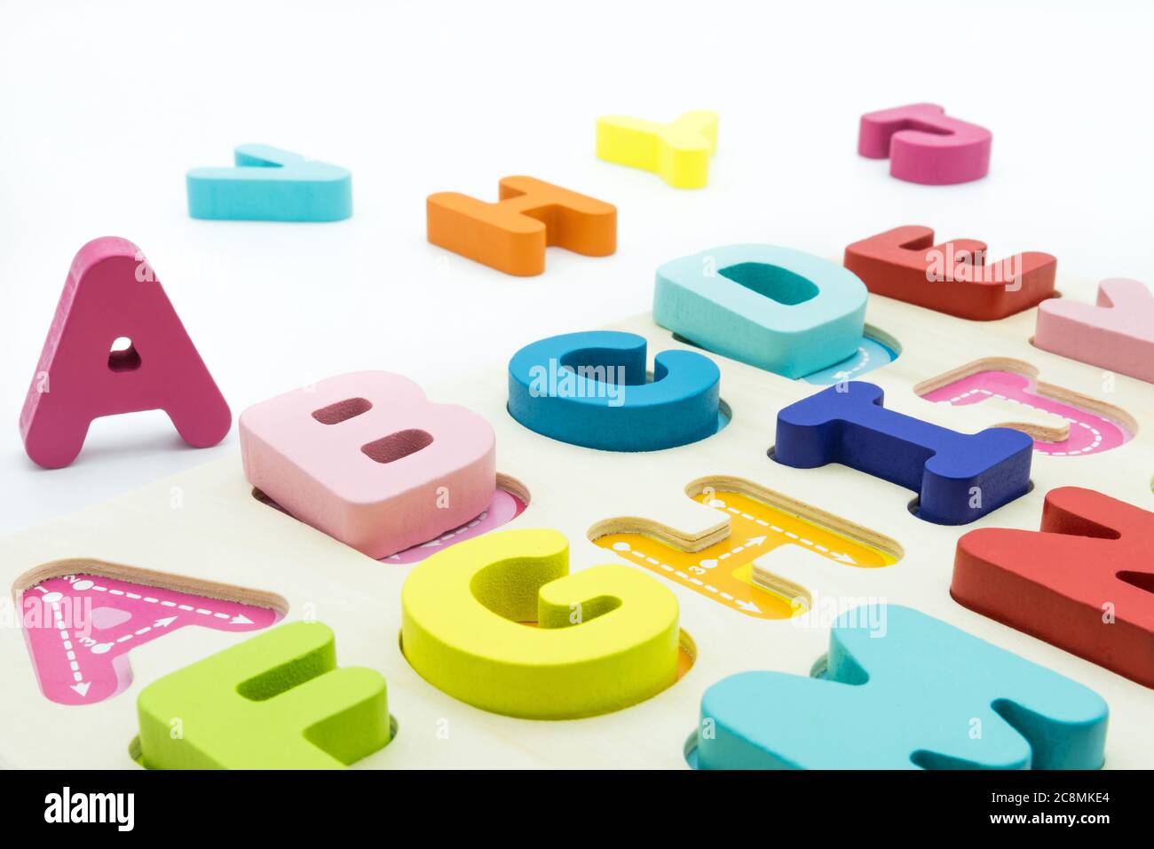 Puzzle en bois coloré pour enfants. Banque D'Images