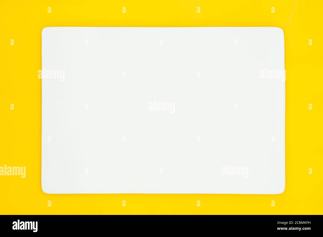 Plaque blanche vide rectangulaire isolée sur fond jaune. Banque D'Images