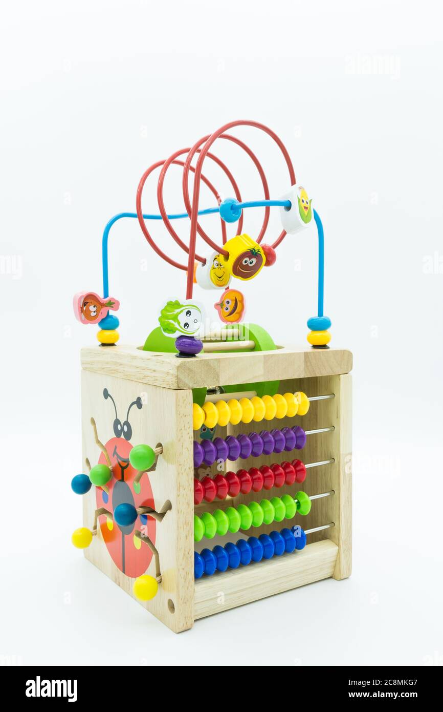 Jouet éducatif en bois isolé sur fond blanc. Banque D'Images