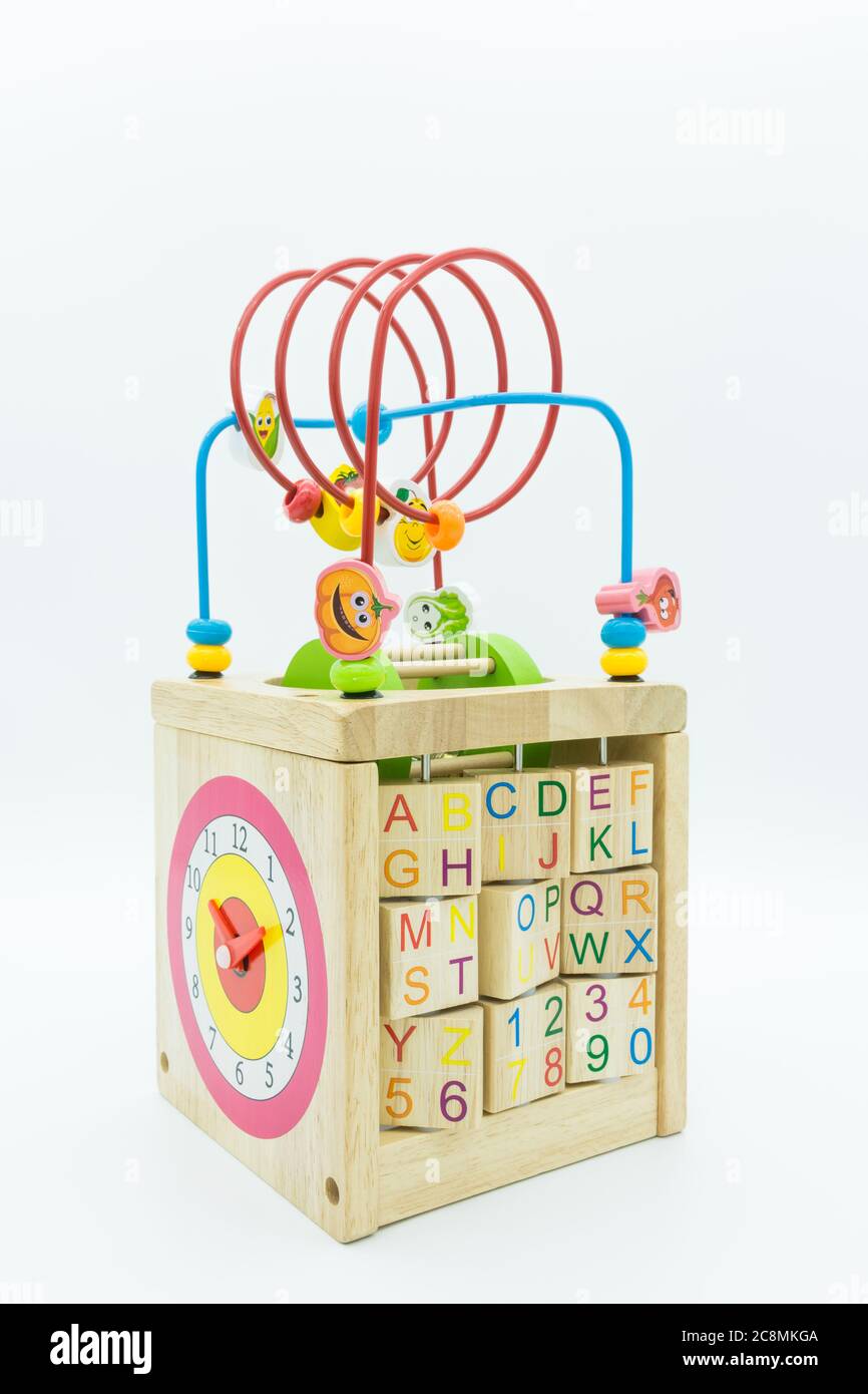 Jouet éducatif en bois isolé sur fond blanc. Banque D'Images