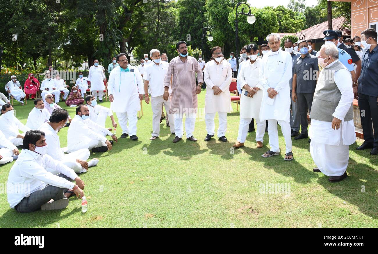 Jaipur, Inde. 24 juillet 2020. Le gouverneur Kalraj Mishra interagit avec les députés du Congrès qui ont accompagné le ministre en chef du Rajasthan, Ashok Gehlot, à l'Raj Bhawan, demandant au gouverneur de convoquer une session urgente de l'Assemblée, à Jaipur. (Photo de Sumit Saraswat/Pacific Press) crédit: Pacific Press Agency/Alay Live News Banque D'Images