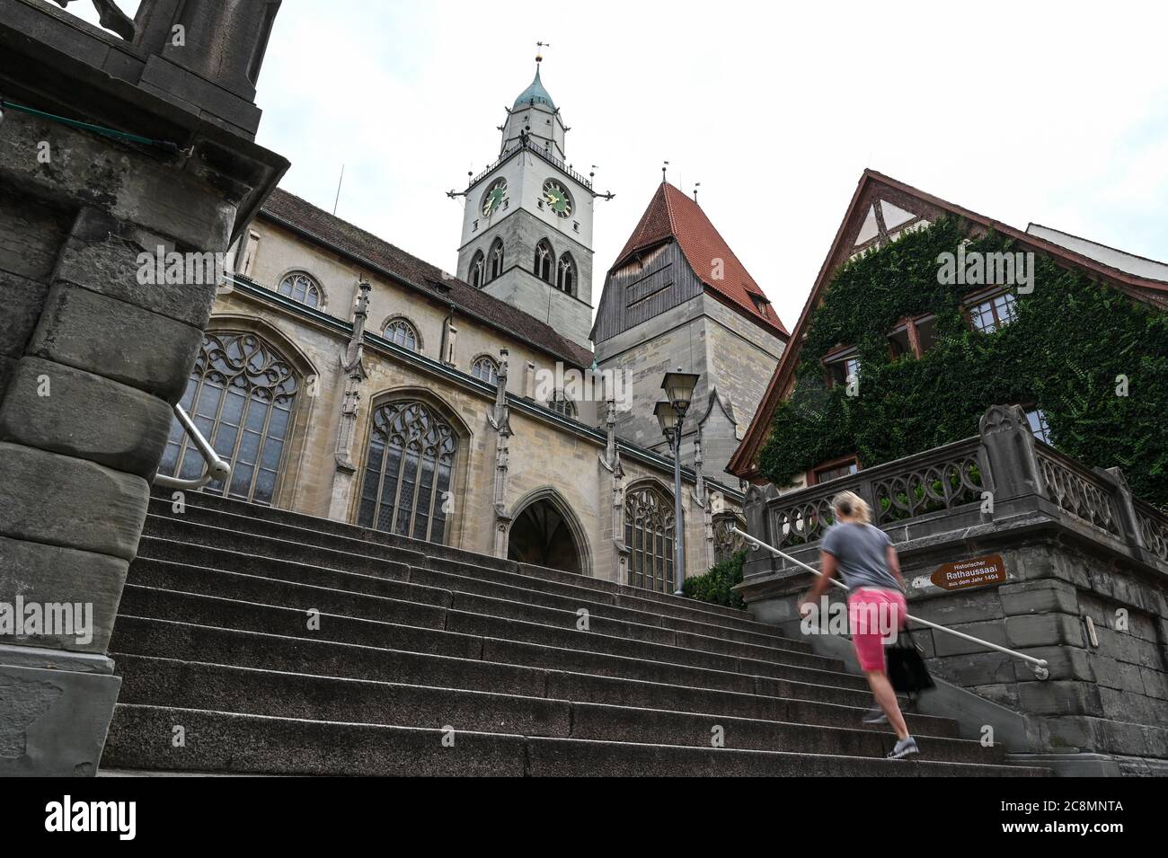 15 juillet 2020, Bade-Wurtemberg, Überlingen : une femme passe les escaliers vers la cathédrale Saint-Nicolas (centre). La cathédrale Saint Nikolaus est l'église paroissiale d'Überlingen. La basilique à cinq isâles a été construite entre 1350 et 1576 dans le style gothique tardif. Des recherches sur l'âge de la ville ont montré qu'Überlingen ne sera pas exactement 1250 ans avant 2023. Photo: Felix Kästle/dpa Banque D'Images