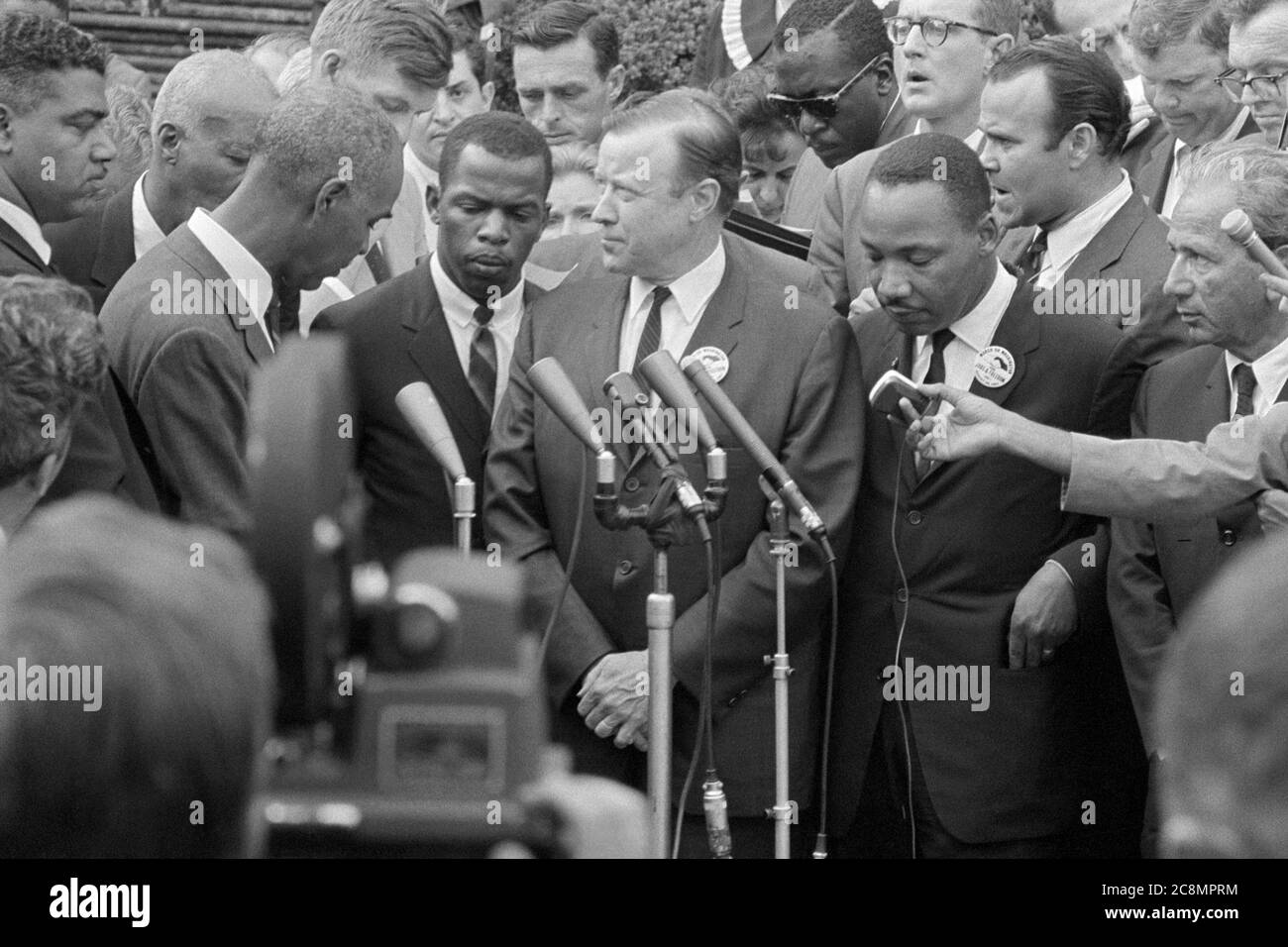 Les dirigeants des droits civils, dont Martin Luther King (SCLC), John Lewis (SNCC) et Roy Wilkins (NAACP), ont rencontré des journalistes à la suite d'une réunion avec le Président John F. Kennedy après la marche sur Washington, D.C., le 28 août 1963. Banque D'Images