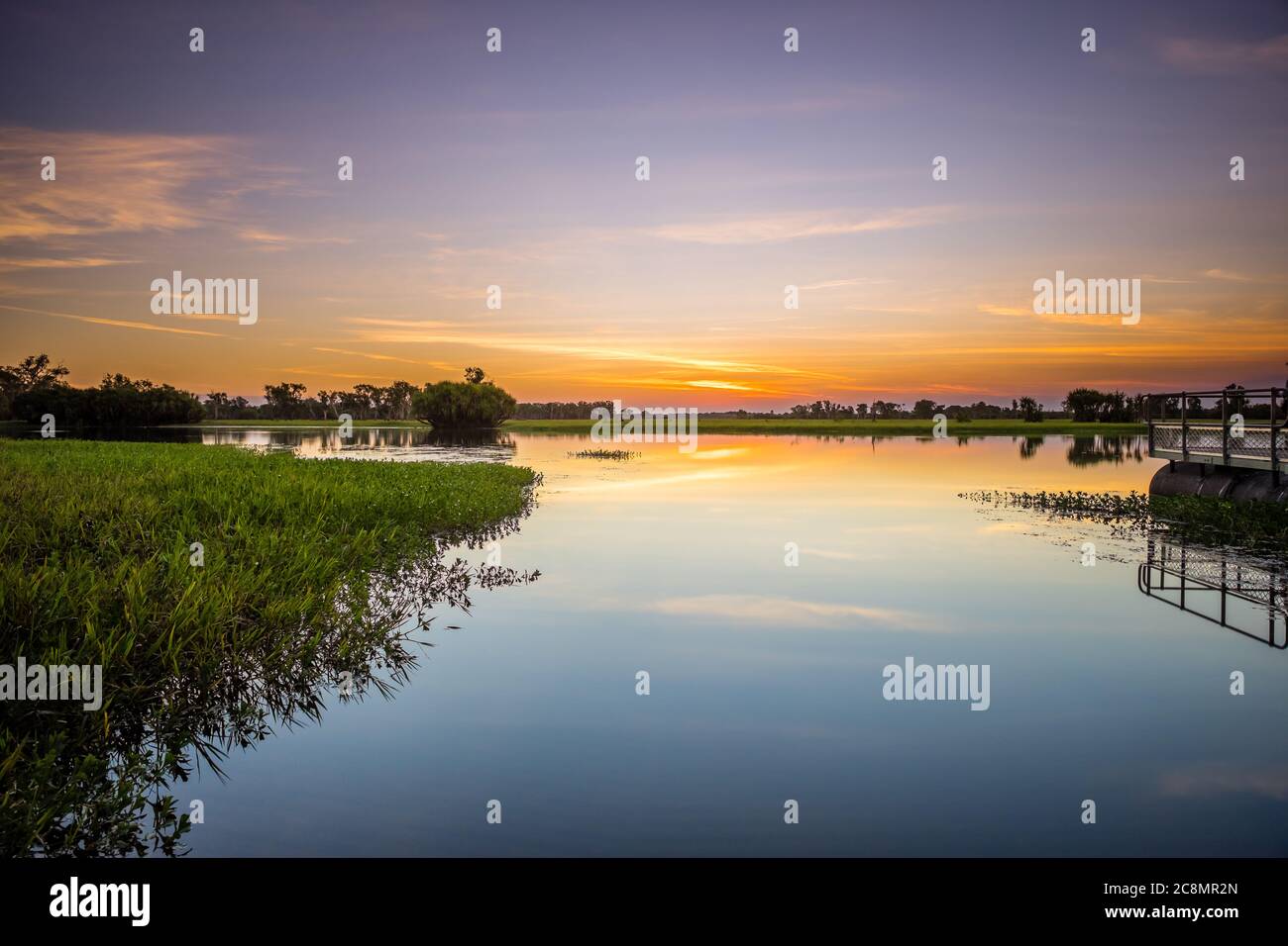 Profitez du coucher du soleil sur la zone humide de Yellow Water dans le parc national de Kakadu en Australie Banque D'Images Profitez du coucher du soleil sur la zone humide de Yellow Water dans le parc national de Kakadu en Australie Banque D'Images
