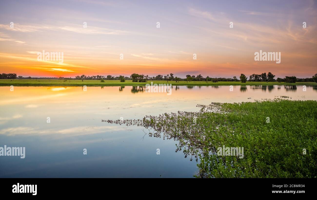 Profitez du coucher du soleil sur la zone humide de Yellow Water dans le parc national de Kakadu en Australie Banque D'Images Profitez du coucher du soleil sur la zone humide de Yellow Water dans le parc national de Kakadu en Australie Banque D'Images
