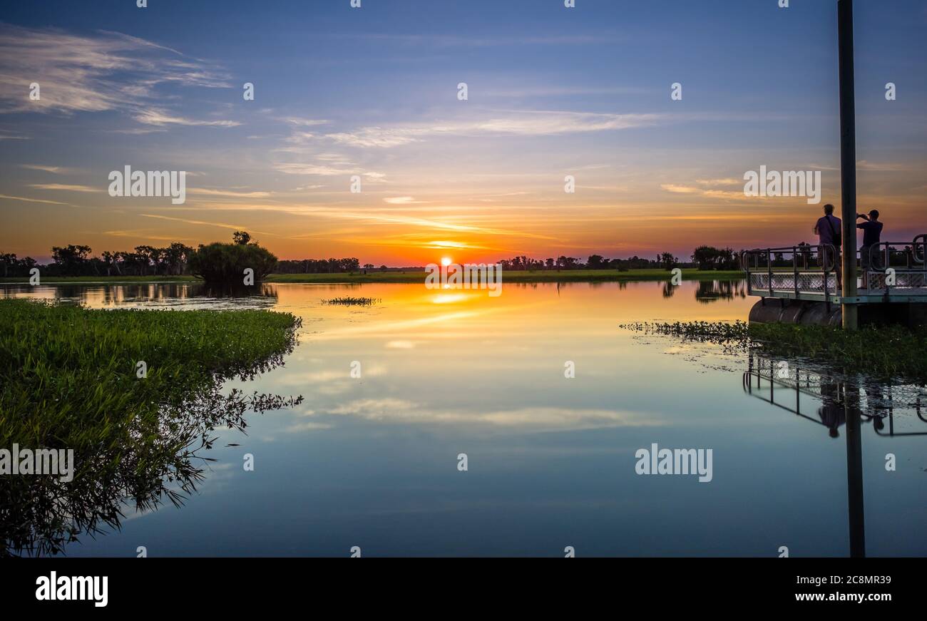 Profitez du coucher du soleil sur la zone humide de Yellow Water dans le parc national de Kakadu en Australie Banque D'Images Profitez du coucher du soleil sur la zone humide de Yellow Water dans le parc national de Kakadu en Australie Banque D'Images