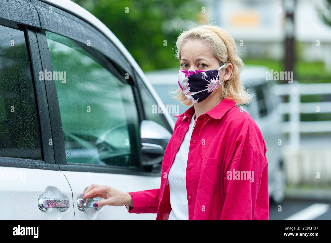 Pandémie COVID19 - Portrait d'une femme de race mixte portant un masque facial en tissu maison de bricolage pour la protection contre le coronavirus Banque D'Images