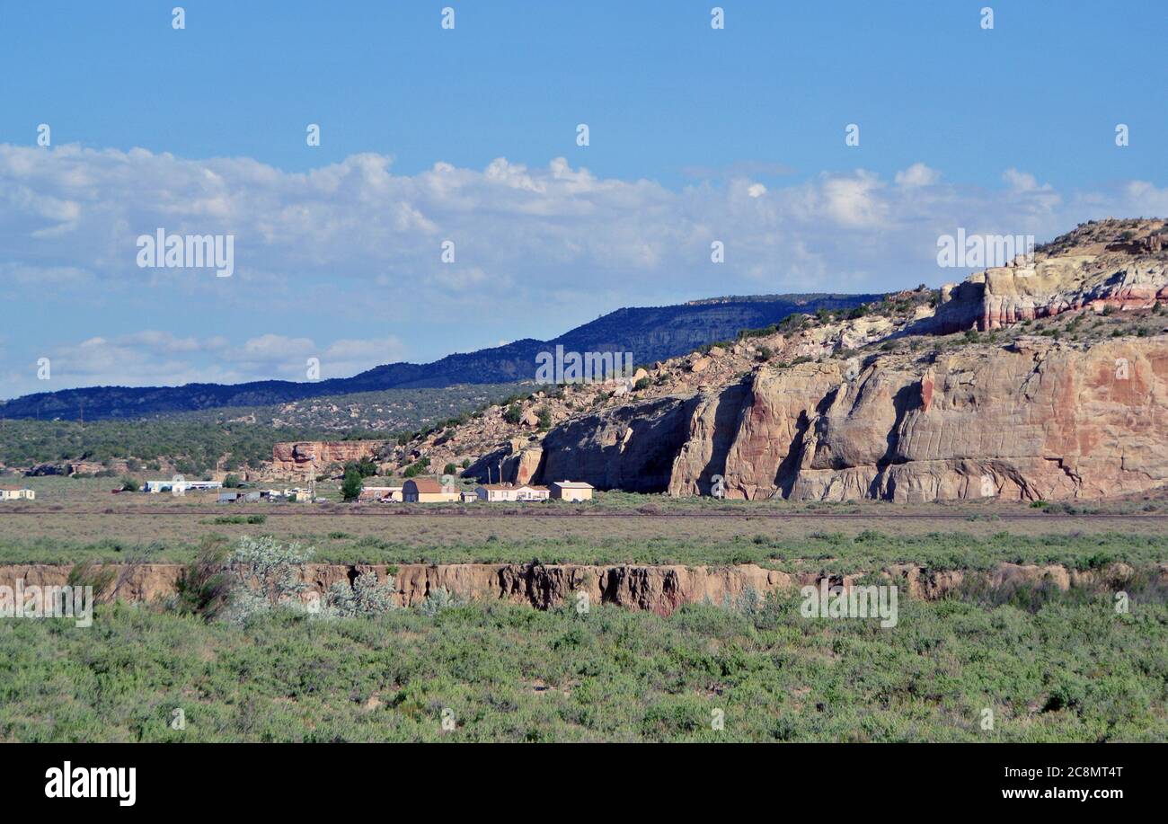 vue sur le paysage de la petite ville en montagne et sur la campagne autoroute 30 près du nouveau mexique arizona Banque D'Images