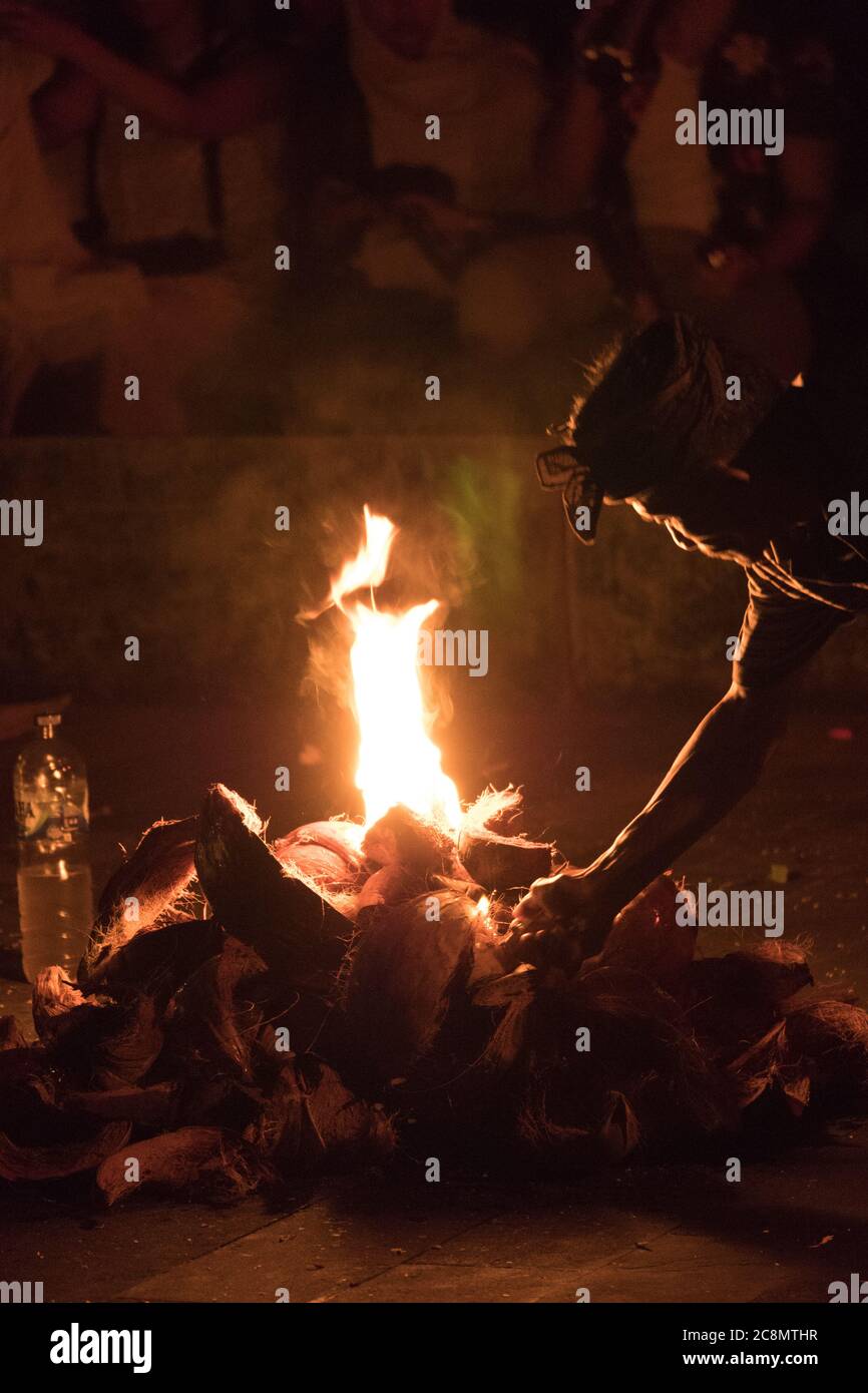 Photo dramatique de danseurs Kecak vêtus de couleurs vives et habillés de costumes traditionnels, qui exécutent la danse du temple hindou de Ramayana balinais. Banque D'Images