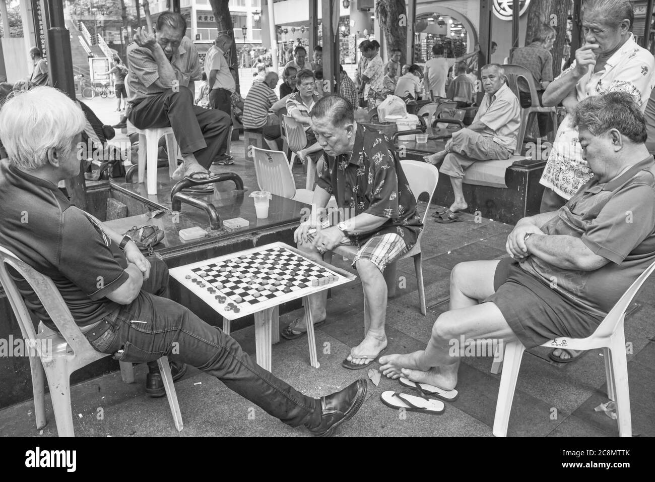 Des hommes chinois âgés ou retraités de souche à Kreta Ayer Square, Chinatown, Singapour, ont été engrosés ou en partie dormant pendant une partie d'échecs chinois Banque D'Images Des hommes chinois âgés ou retraités de souche à Kreta Ayer Square, Chinatown, Singapour, ont été engrosés ou en partie dormant pendant une partie d'échecs chinois Banque D'Images