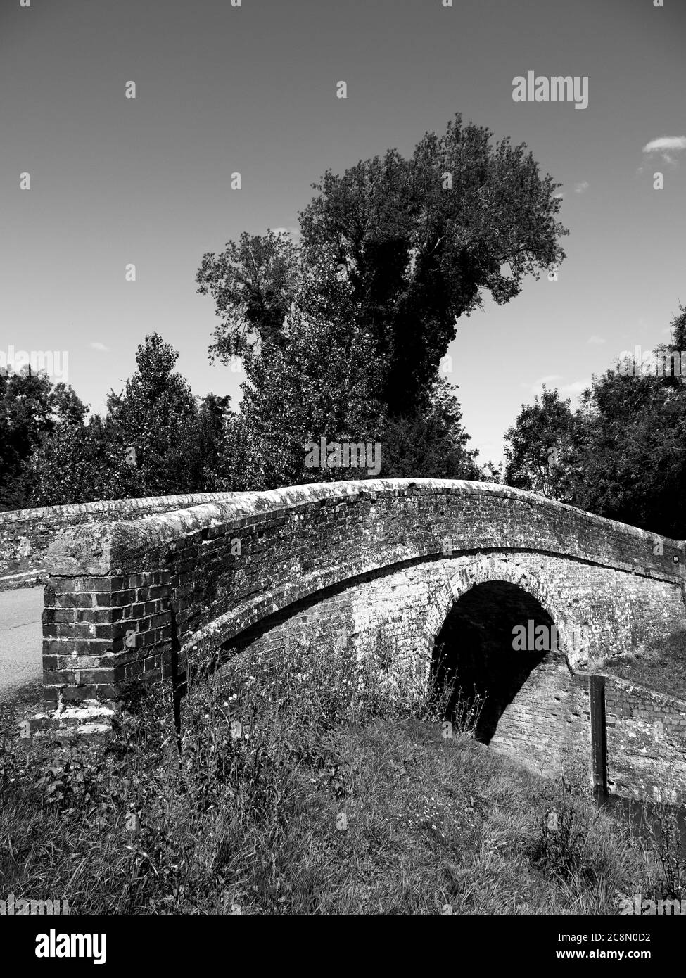Paysage noir et blanc calme de Wire Lock Bridge, Kennet et Avon Canal, Kintbury, Berkshire, Angleterre, Royaume-Uni, GB. Banque D'Images