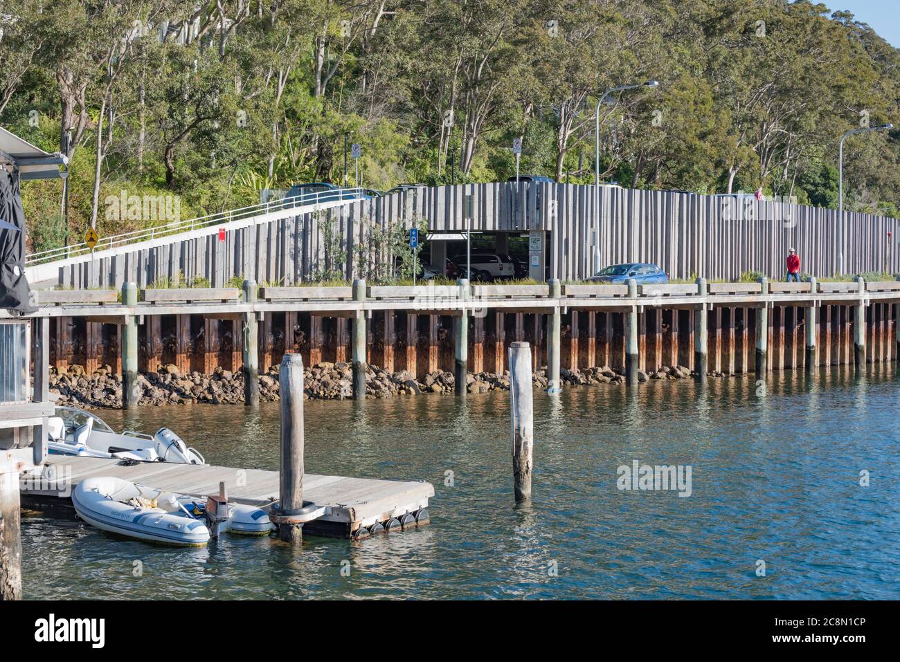 Le parking de Church point, Sydney conçu et construit en 2018 par Ward Group utilise du bois vertical d'eucalyptus pour se fondre naturellement dans son environnement Banque D'Images