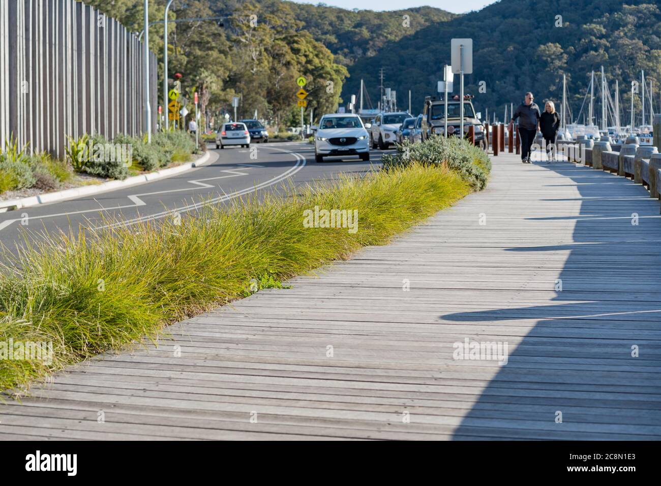 Le parking de Church point, Sydney conçu et construit en 2018 par Ward Group utilise du bois vertical d'eucalyptus pour se fondre naturellement dans son environnement Banque D'Images