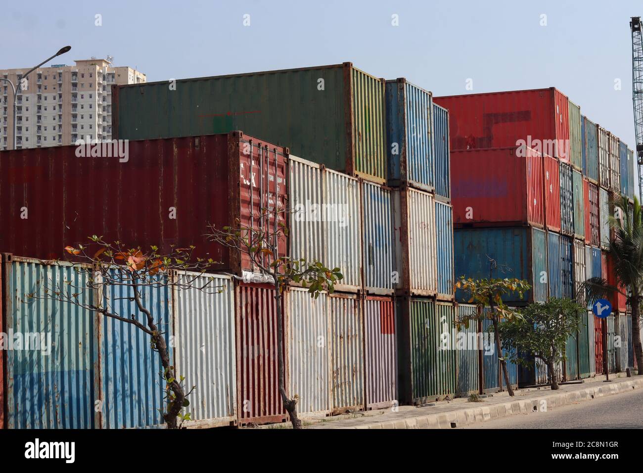 Tas de conteneurs colorés dans la zone portuaire de sunda Kelapa Banque D'Images