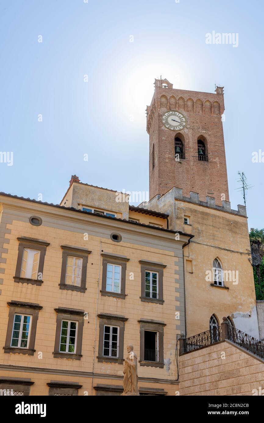 Vue sur le centre historique de San Miniato, Pise, Italie, avec la tour Matilde illuminée par le soleil Banque D'Images