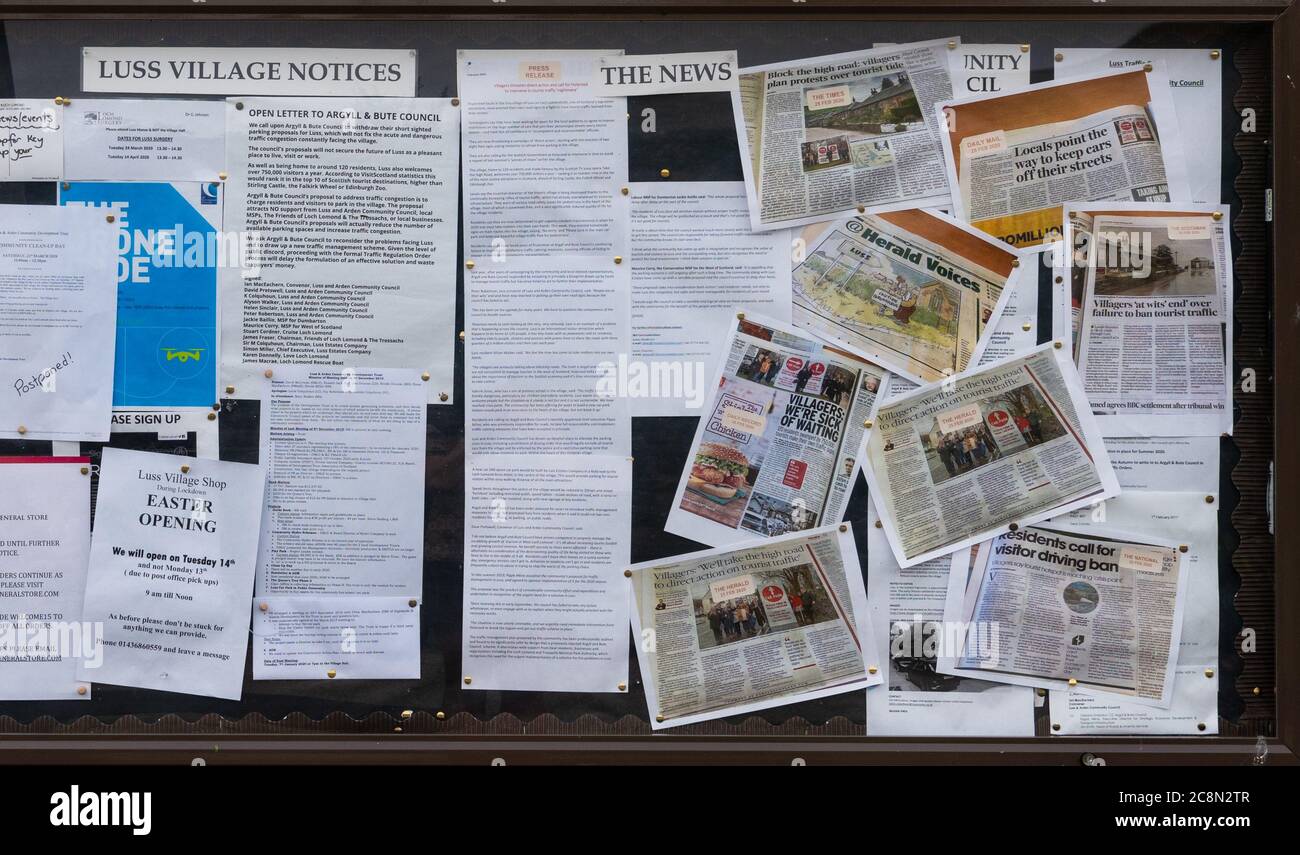 Les problèmes de stationnement de Luss dus aux pressions du tourisme, y compris les coupures de presse mises en évidence sur le panneau d'affichage du village, Luss, Loch Lomond, Écosse, Royaume-Uni Banque D'Images