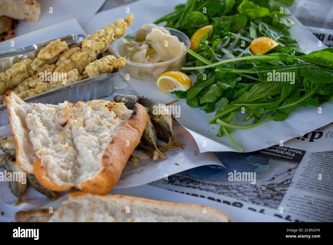 Gros plan sur la nourriture turque, le poisson et le pain Banque D'Images