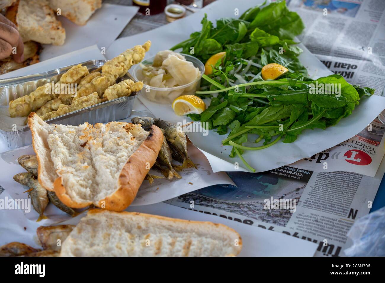 Gros plan sur la nourriture turque, le poisson et le pain Banque D'Images
