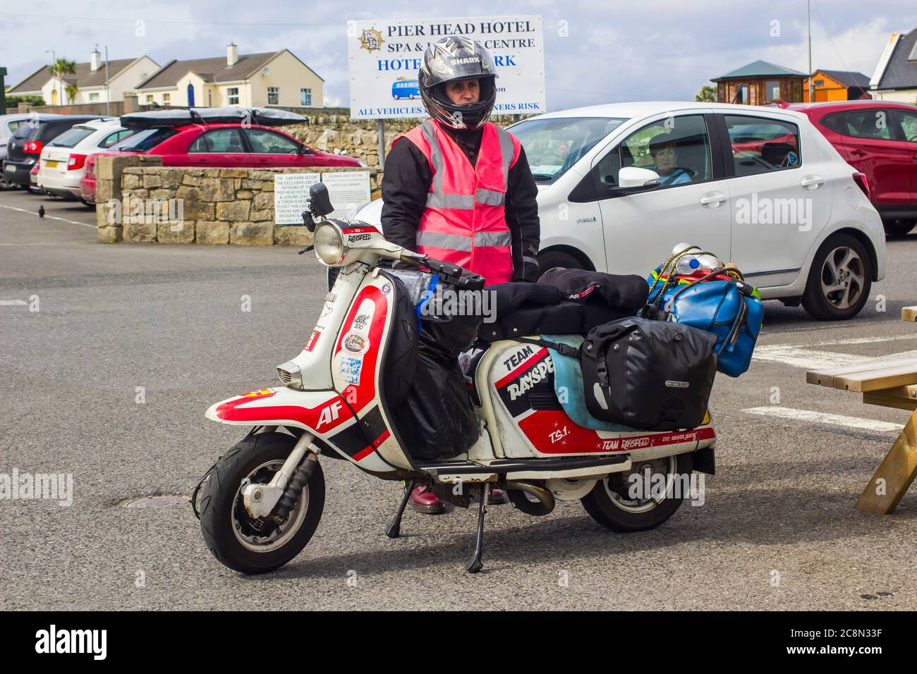 23 août 2019 une série TV vintage Lambretta Scooter et rider vu dans le village côtier de Mullaghmore dans le comté de Donegal, Irlande Banque D'Images