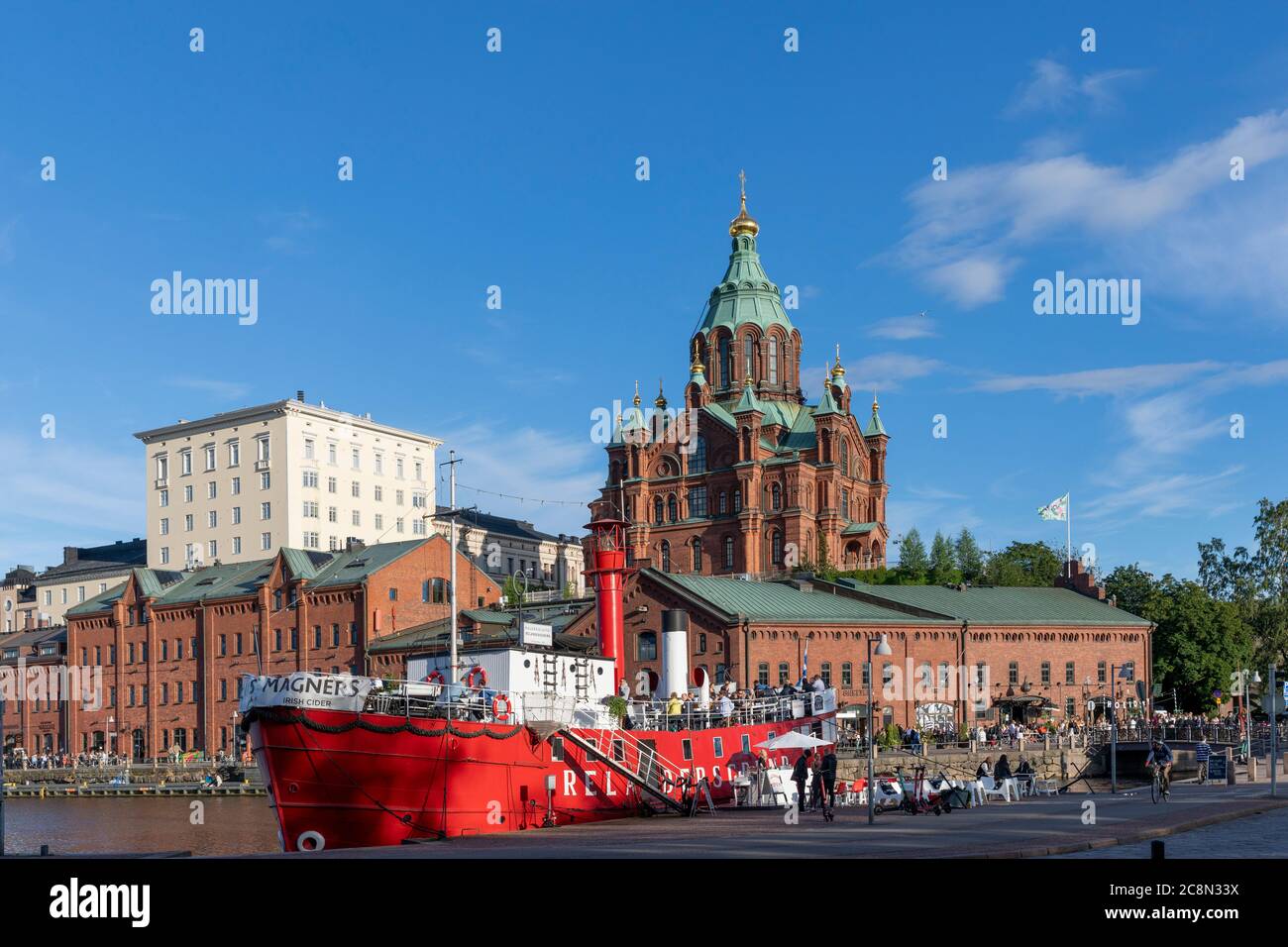 Le quartier de Katajanokka à Helsinki est à quelques minutes à pied du centre-ville. Le quartier riverain est célèbre pour ses monuments de cathédrale et ses restaurants. Banque D'Images