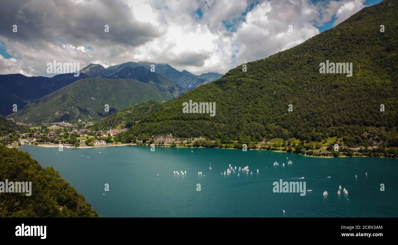 Lac de Ledro dans la vallée de Ledro, Trentin-Haut-Adige, nord de l'Italie, Europe. Ce lac est l'un des plus beaux du Trentin. Banque D'Images