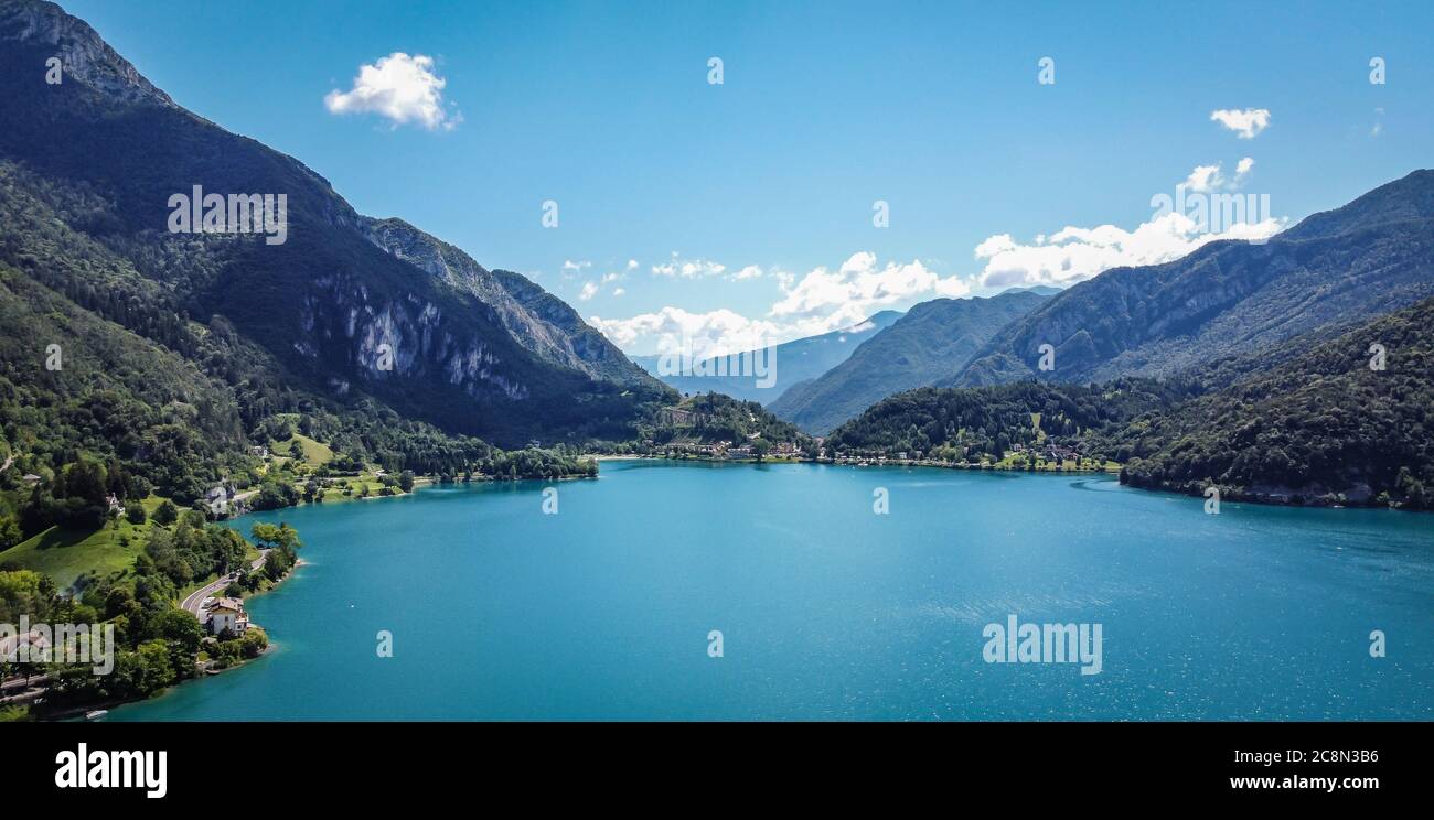 Lac de Ledro dans la vallée de Ledro, Trentin-Haut-Adige, nord de l'Italie, Europe. Ce lac est l'un des plus beaux du Trentin. Banque D'Images