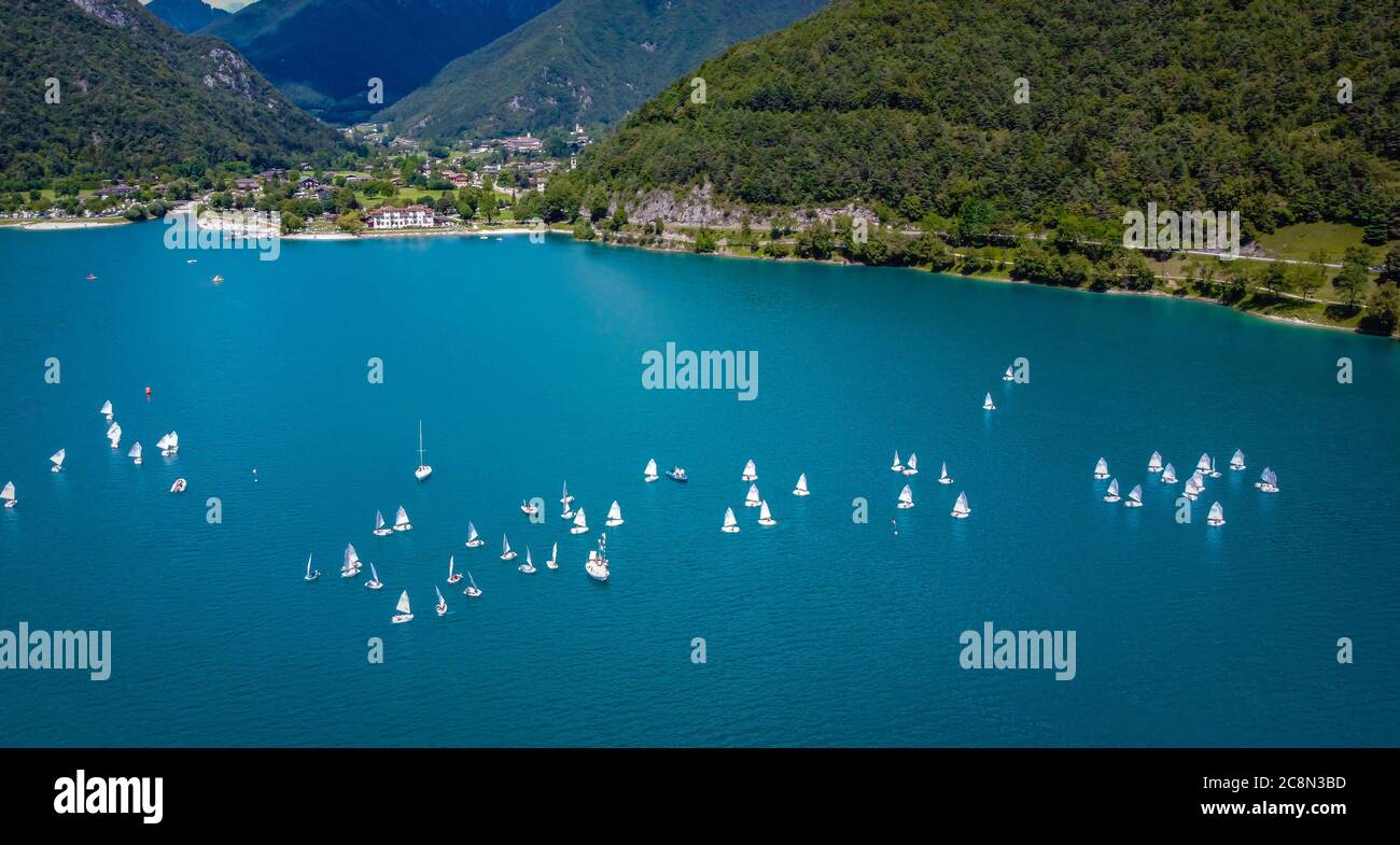 Lac de Ledro dans la vallée de Ledro, Trentin-Haut-Adige, nord de l'Italie, Europe. Ce lac est l'un des plus beaux du Trentin. Banque D'Images