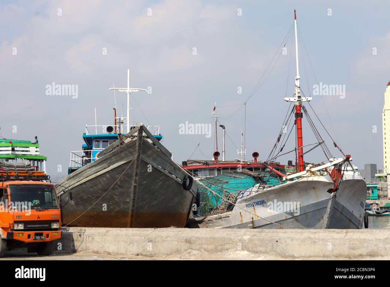 Jakarta / indonésie - 20 juillet 2020 - les navires Pinisi penchent sur le port, attendent le contenu de la cargaison Banque D'Images