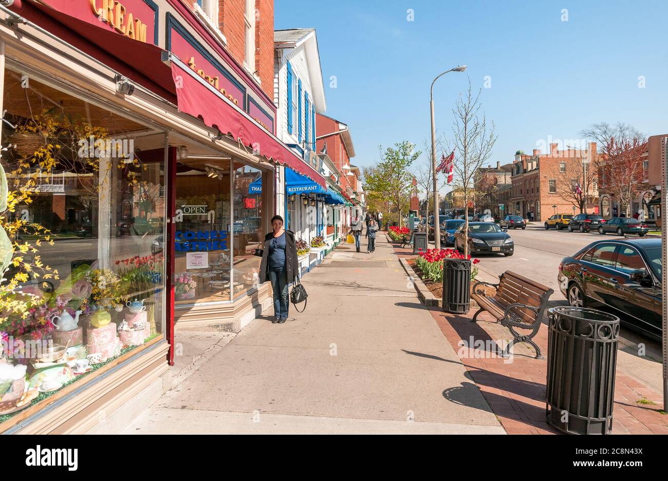 Niagara-on-the-Lake (Ontario), Canada - le 25 avril 2012 : rue au centre de Niagara-on-the-Lake, Canada Banque D'Images