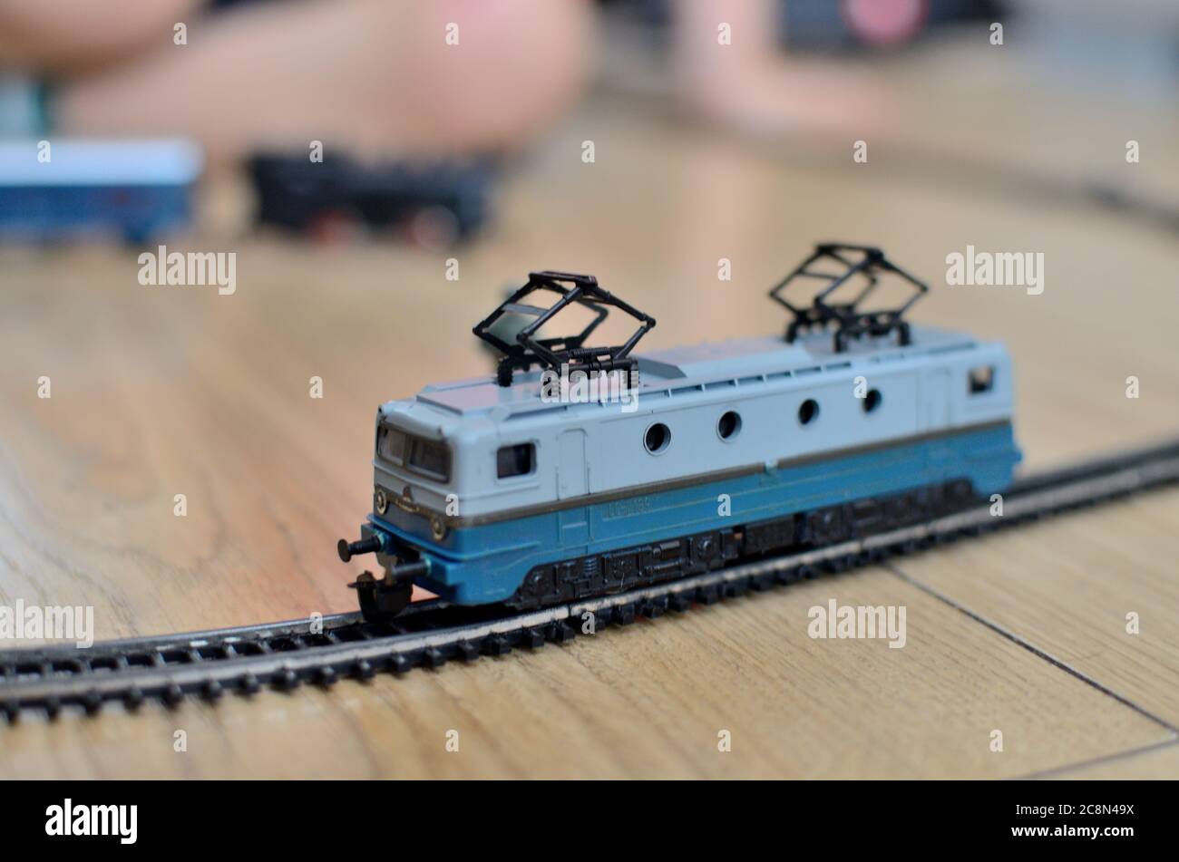 Train miniature de jouets, locomotive électrique avec rails métalliques,  échelle 1:120. Jouet vintage des années 80 Photo Stock - Alamy