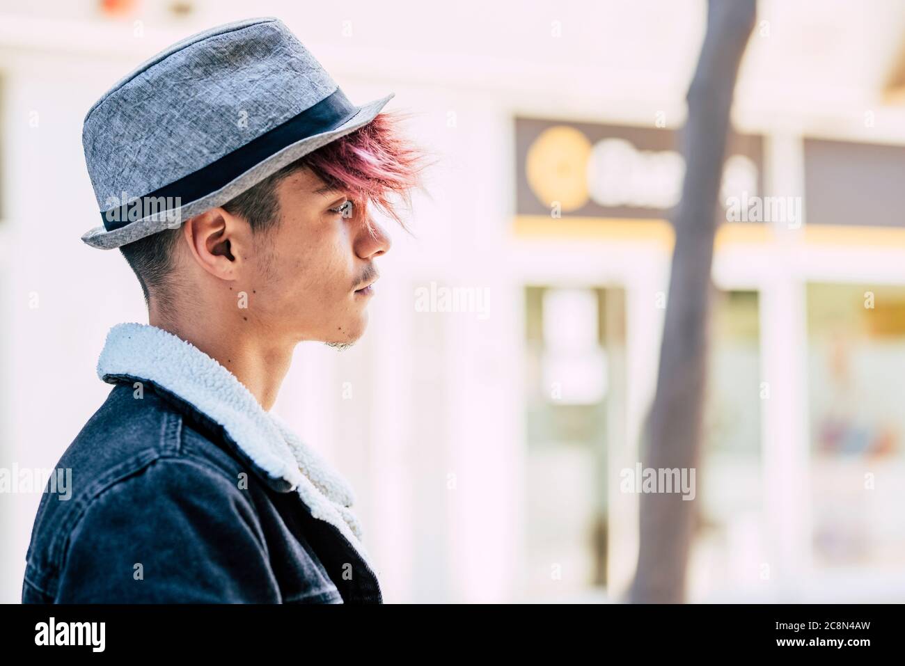 Belles personnes jeunes teeanger alternative style portrait tendance avec ville concept urbain en arrière-plan - cheveux colorés et l'artiste chapeau mode look Banque D'Images