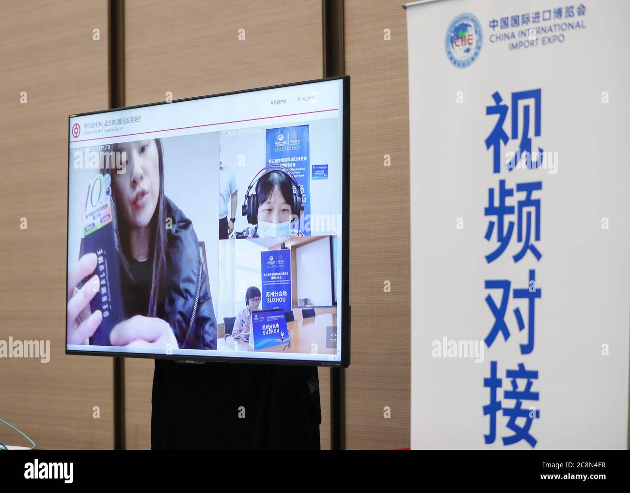 Shanghai, Chine. 10 juillet 2020. Les participants du CIIE communiquent en ligne lors d'une activité de jumelage offre-demande pour les biens de consommation avant le 3e CIIE à Shanghai, en Chine orientale, le 10 juillet 2020. POUR ALLER AVEC LES TITRES DE XINHUA DU 26 JUILLET 2020 crédit: Ding Ting/Xinhua/Alay Live News Banque D'Images