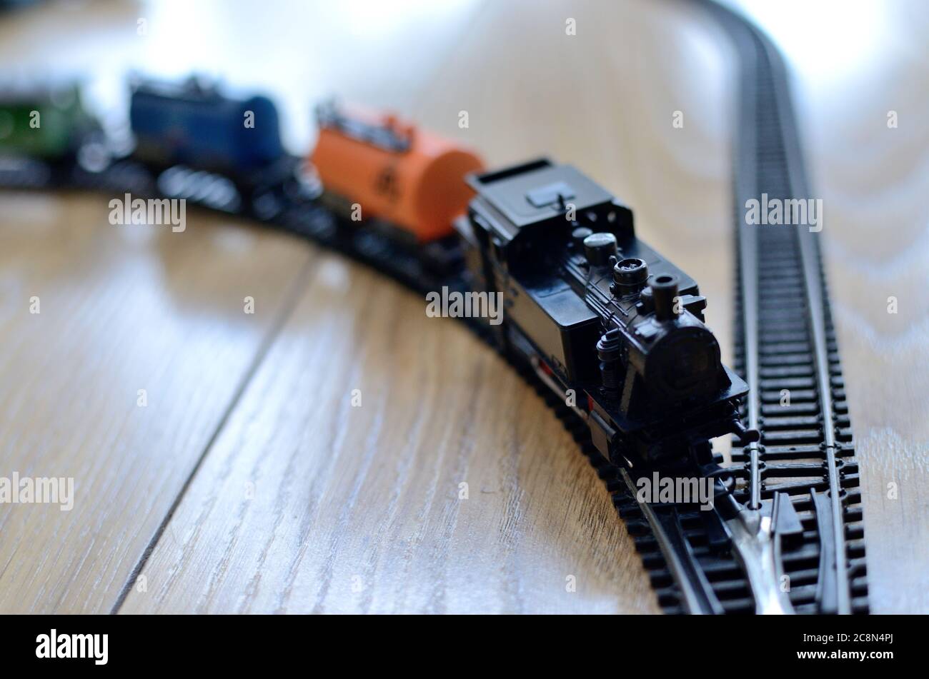 Train miniature de jouets, locomotive noire avec voitures sur rails métalliques, échelle 1:120. Jouet vintage des années 80. Banque D'Images