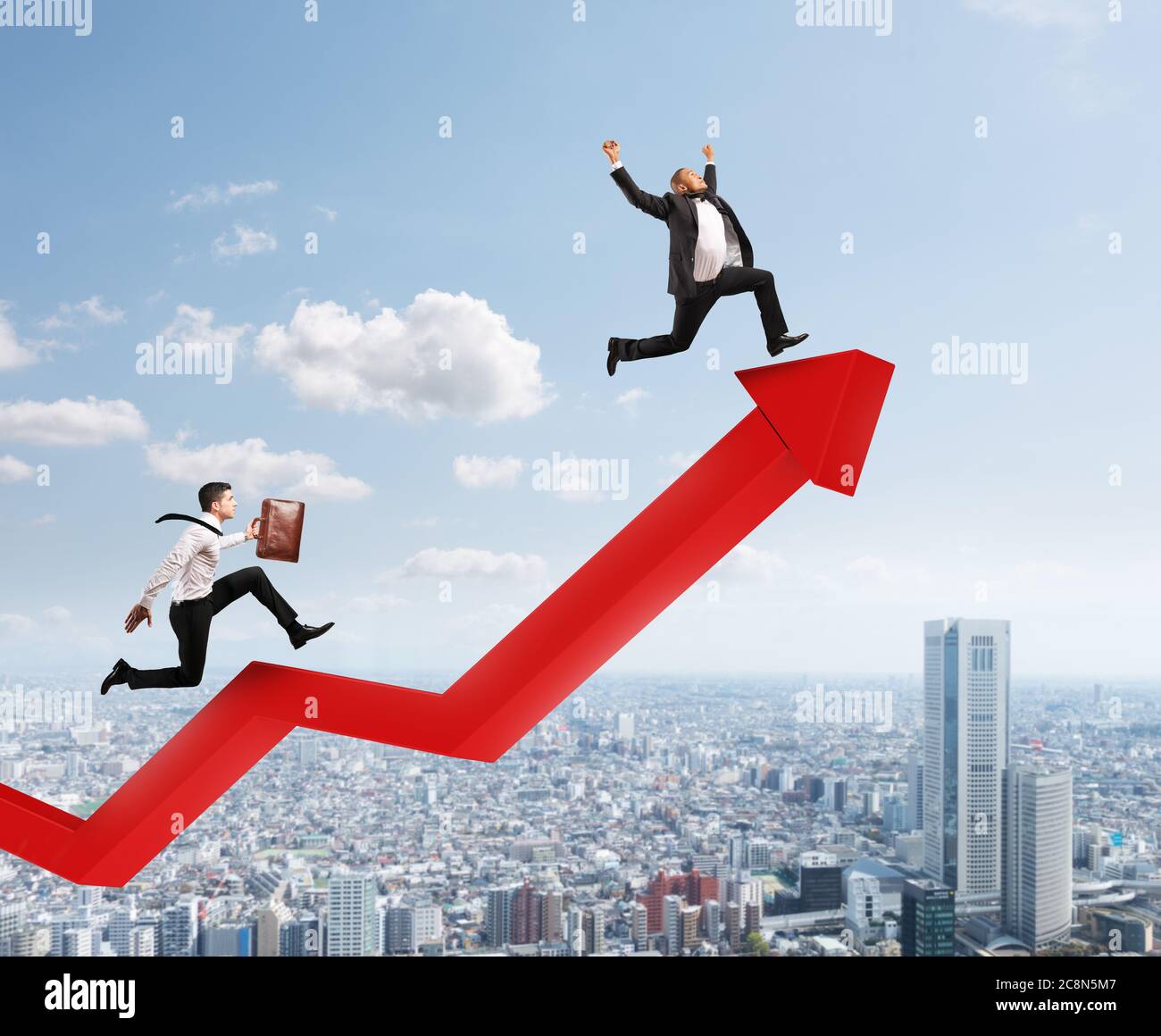 Les hommes d'affaires courrent pour atteindre les meilleurs résultats par rapport à une flèche de statistique rouge croissante. Concept de réussite Banque D'Images