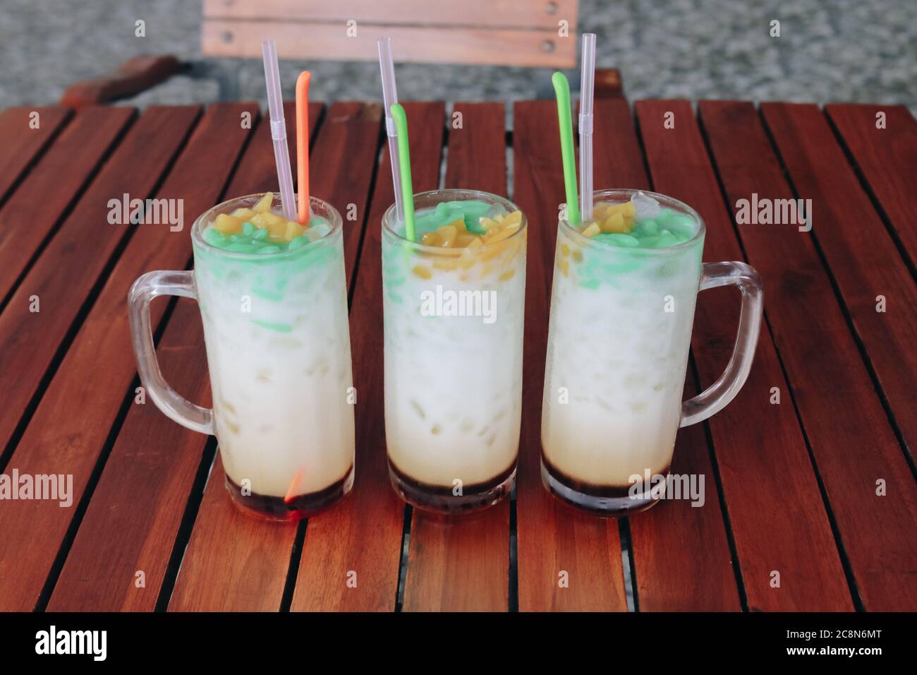 Es Cendol, boisson traditionnelle Java. Cendol est un dessert sucré et populaire glacé qui contient des gouttelettes de gelée de farine de riz verte, comme un ver, du lait de coco et un Banque D'Images