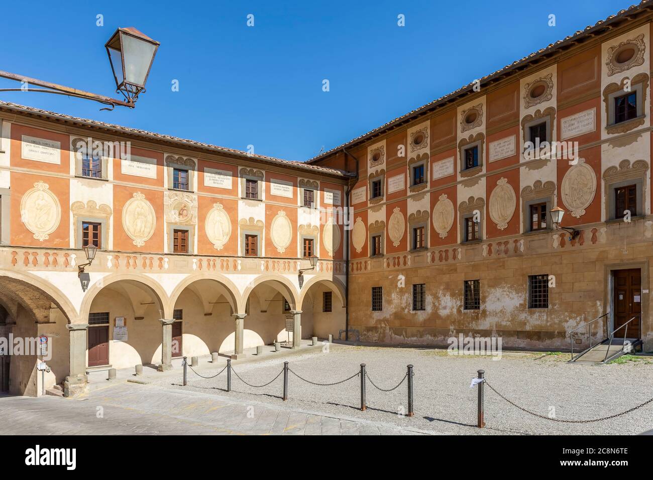Vue sur l'ancien palais du Séminaire épiscopal de San Miniato, Pise, Italie, par une journée ensoleillée Banque D'Images