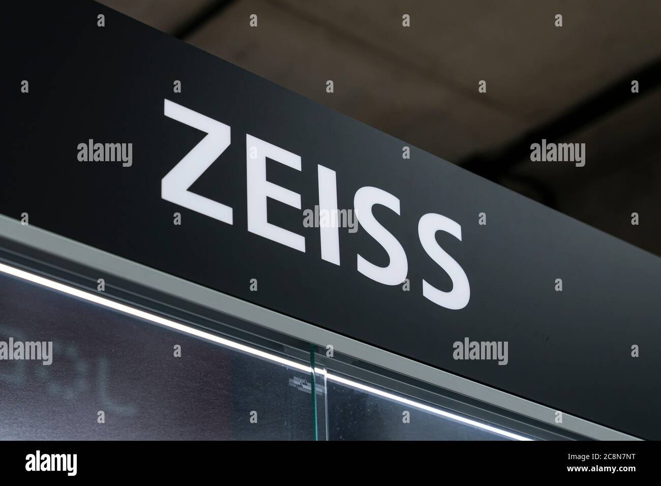 Krasnoyarsk, Russie, 20 juin 2020 : zeiss est la marque de logo d'une société allemande qui produit des objectifs photo de haute qualité et des équipements photographiques Banque D'Images