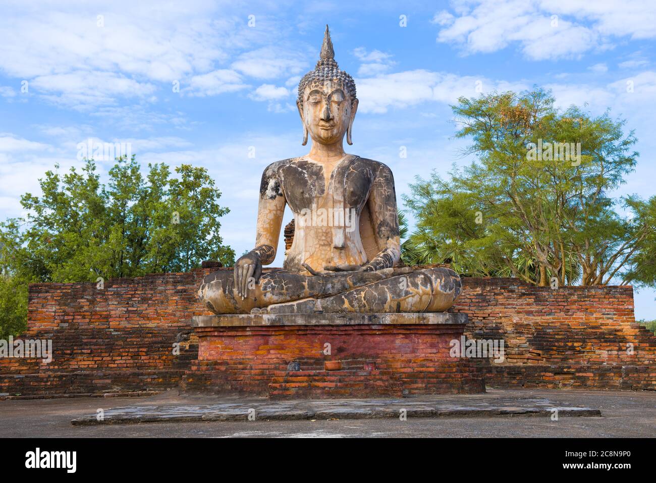 Sculpture ancienne d'un Bouddha assis sur les ruines du temple bouddhiste Wat Mae Chon. Parc historique de Sukhothai, Thaïlande Banque D'Images