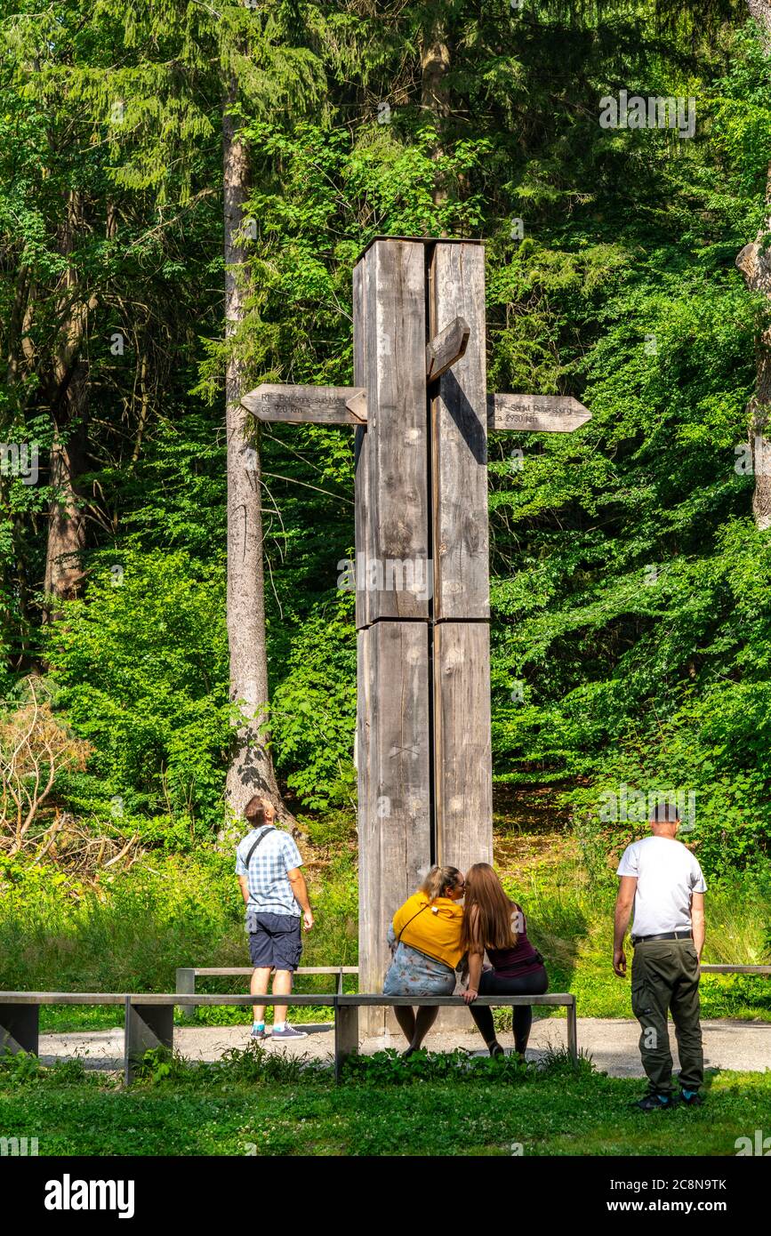 Croix de randonnée européenne, carrefour du sentier de randonnée européen longue distance E1 et du sentier de randonnée européen R1, à l'Externsteine, sentiers de randonnée, i Banque D'Images